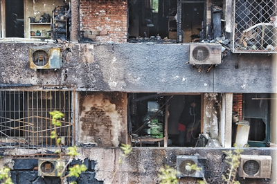 爆燃后的居民樓現(xiàn)場。