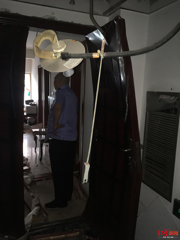 小區(qū)住戶屋內(nèi)爆炸，防盜門整體已經(jīng)彎曲