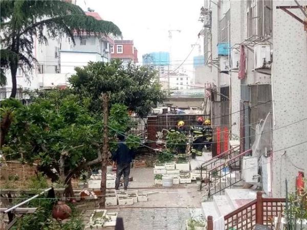 突發(fā)！青島一居民樓發(fā)生爆燃！已造1人死亡，7人受傷！3公里外有震感…