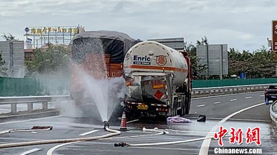 圖為處置現(xiàn)場(chǎng)。王蕾 攝 尹海明 攝