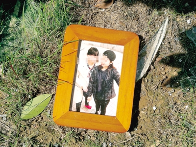 爆炸發(fā)生后，散落在外的物品