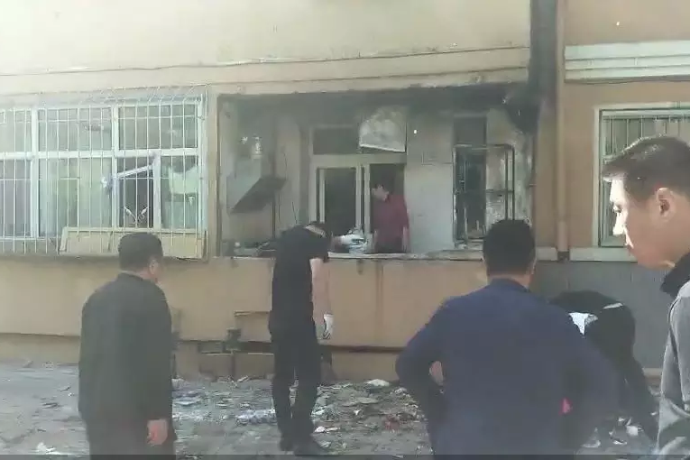 今晨，大慶經(jīng)五街2-41號樓二單元一樓發(fā)生燃氣爆炸！