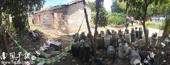 ▲消防員搶救出大量燃氣罐。 南國早報記者 彭慶攝