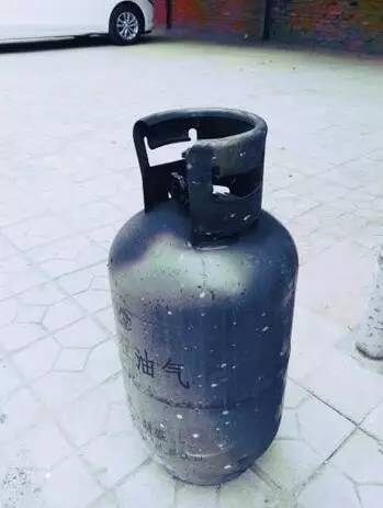 82歲老奶奶家中燃?xì)夤拗?她淡定把罐子抱到門外